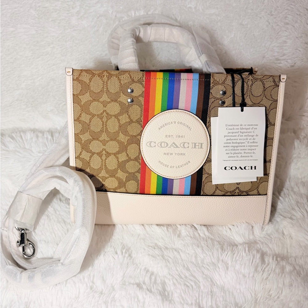 COACH DEMPSEY TOTE 22
IN SIGNATURE JACQUARD WITH RAINBOW STRIPE + LG WRISTLET - Picture 2 of 9